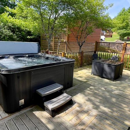 Oak Cabin With Hot-Tub & Secluded Decking - Finlake Resort & Spa - Devon Chudleigh Exterior photo