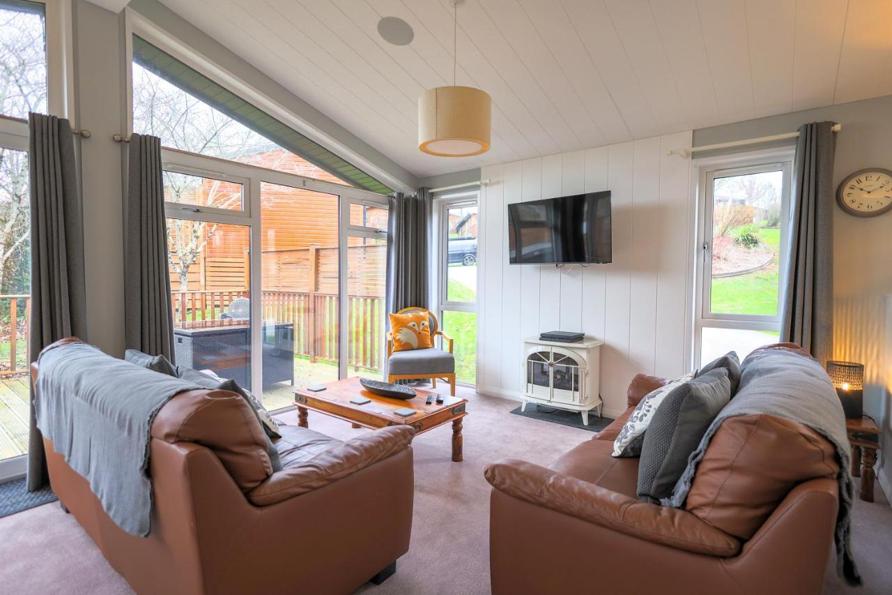 Oak Cabin With Hot-Tub & Secluded Decking - Finlake Resort & Spa - Devon Chudleigh Exterior photo