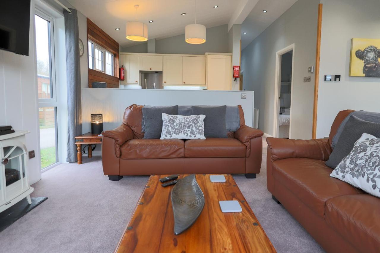 Oak Cabin With Hot-Tub & Secluded Decking - Finlake Resort & Spa - Devon Chudleigh Exterior photo