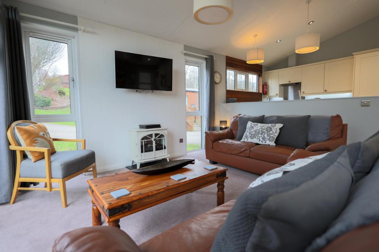 Oak Cabin With Hot-Tub & Secluded Decking - Finlake Resort & Spa - Devon Chudleigh Exterior photo