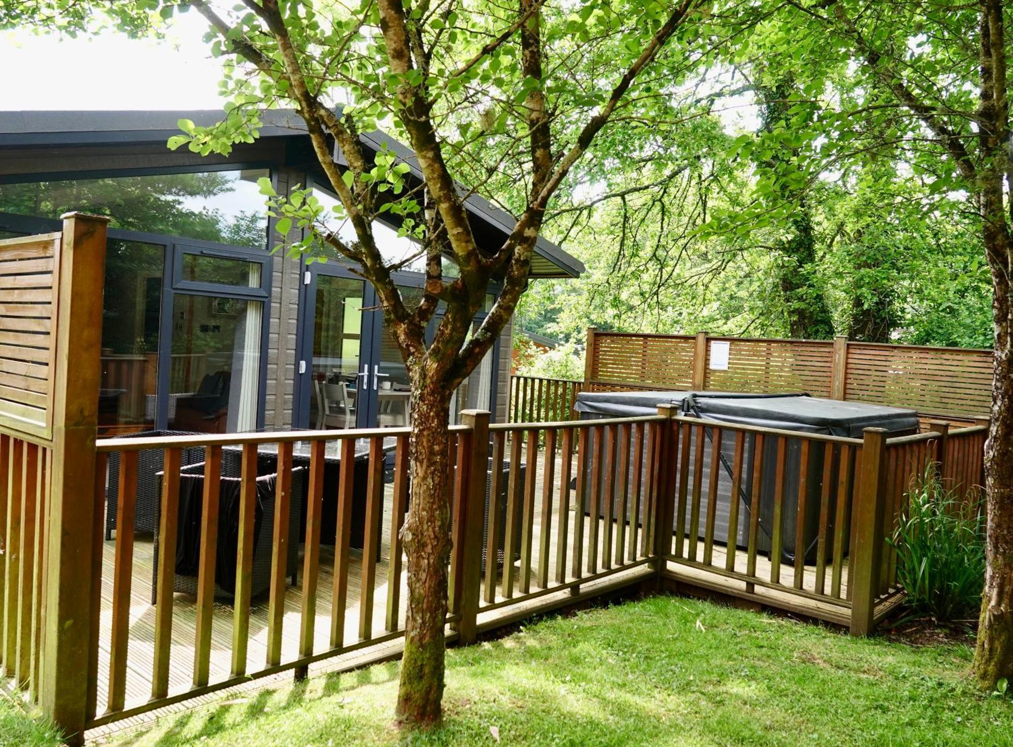 Oak Cabin With Hot-Tub & Secluded Decking - Finlake Resort & Spa - Devon Chudleigh Exterior photo