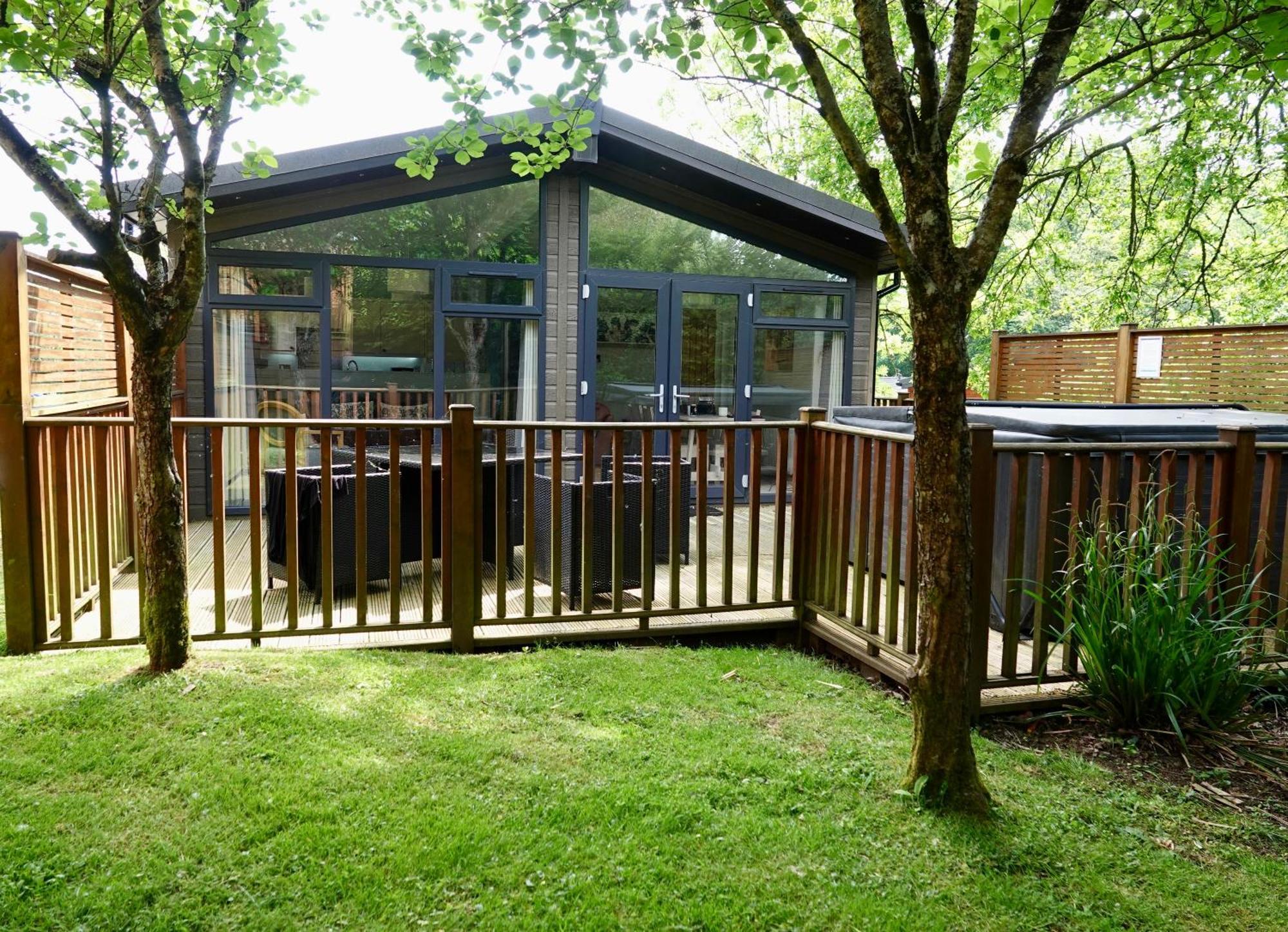 Oak Cabin With Hot-Tub & Secluded Decking - Finlake Resort & Spa - Devon Chudleigh Exterior photo